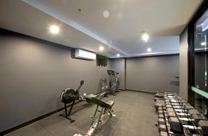 堪培拉Chic Inner-City 2-Bed Abode with Pool Gym & Sauna的一间房间,里面装有几台跑步机和机器