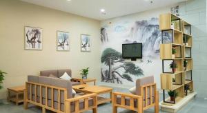 TV a/nebo společenská místnost v ubytování GreenTree Inn Express Suzhou Luzhi Ancient Town Scenic Area Xiaoshi Road