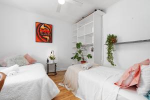 墨尔本Melbourne Beach guests house 2km CBD的一间白墙房间里有两张床