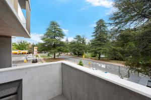 TurnerにあるImmaculate Braddon Studio with Accessible Bathroomの建物のバルコニーから通りの景色を望めます。