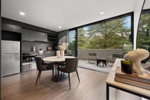 TurnerにあるImmaculate Braddon Studio with Accessible Bathroomのテーブルと椅子のあるキッチンとダイニングルーム