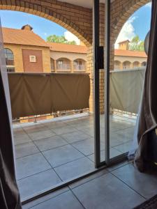 Blick auf einen Innenhof von einer Terrassentür in der Unterkunft Mlangeni's Rest in Centurion