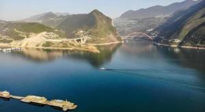 eine Luftansicht eines großen Wasserkörpers mit einer Brücke in der Unterkunft Vienna Hotel Chongqing Wushan Municipal Government in Wushan