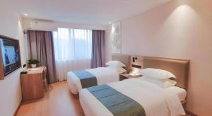 Postel nebo postele na pokoji v ubytování GreenTree Inn Express Hangzhou Xixi Wetland