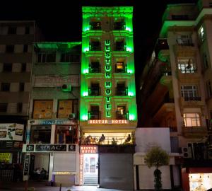 un edificio con luces verdes en el lateral. en Hotel Bestur, en Estambul