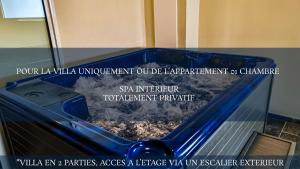 ein Schild auf der Rückseite einer Toilette in einem Badezimmer in der Unterkunft Le Margaret Holidays in La Plaine des Cafres