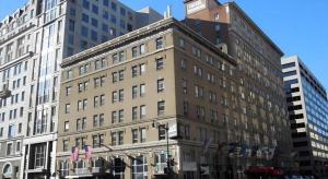 Un gran edificio con una torre de reloj en la parte superior. en Hotel Harrington, en Washington