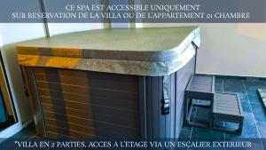 eine Küche mit einer Arbeitsplatte in einem Raum in der Unterkunft Le Margaret Holidays in La Plaine des Cafres