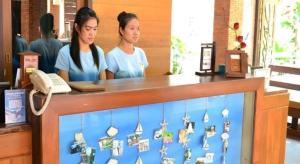 deux femmes debout derrière un comptoir avec un téléphone dans l'établissement Baan Talay Dao Resort, à Hua Hin 244 autres photos