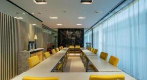 ein Konferenzraum mit einem langen Tisch und gelben Stühlen in der Unterkunft Jinjiang Inn Tianjin Zhongshan Road in Tianjin