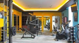 une salle de sport avec des tapis de course et des machines dans une pièce dans l'établissement Grand Surya Hotel Kediri, à Kediri