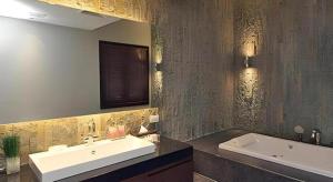 une salle de bains avec lavabo et baignoire dans l'établissement Azaya Villas Resort, à Ban Mai Na Hi 59 autres photos