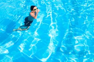 una persona en una piscina tomando una foto del agua en Village Due Elle, en Marina di Schiavonea