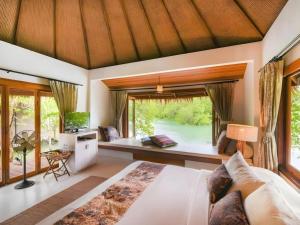 une chambre avec un lit et une grande fenêtre dans l'établissement The Blue Sky Resort@ Koh Payam, à Ko Phayam 109 autres photos