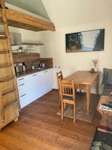 Una cocina y un comedor con una mesa de madera. en Fuchs & Has`, en Marienberg