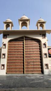 ein großes Garagentor an einem Gebäude in der Unterkunft Pink Mahal Hotel & Resort in Jaipur