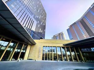 un grand bâtiment avec de grands bâtiments dans une ville dans l'établissement Kun Tai Glory Hotel Beijing Wangjing, à Pékin
