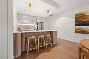 Η κουζίνα ή μικρή κουζίνα στο Luxe 2-Bed Inner-City Abode with Alfresco Dining