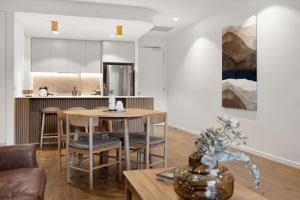 Φωτογραφία από το άλμπουμ του Luxe 2-Bed Inner-City Abode with Alfresco Dining σε Turner