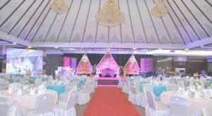 ein Bankettsaal mit weißen Tischen und weißen Stühlen in der Unterkunft Hotel Marcopolo in Lampung + 45 Fotos