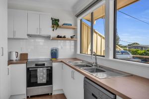 Η κουζίνα ή μικρή κουζίνα στο Sea Gazza - Welsh Street, 12