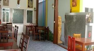 une salle à manger avec des tables et des chaises dans un restaurant dans l'établissement Nayai Resort, à Chalong 89 autres photos