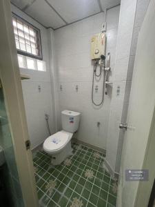 Ένα μπάνιο στο Rose's Roadhouse