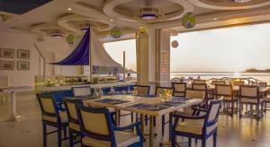 a dining room with a long table and chairs at Vitalis White Sands in Baraoas