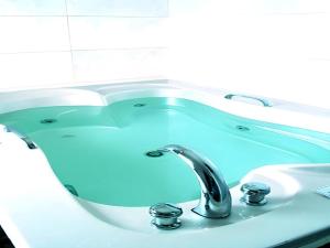 eine Badewanne mit blauem Wasser darin in der Unterkunft Hotel No.1 in Seryu-dong + 214 Fotos