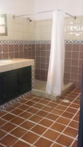 Koupelna v ubytování Hotel Belmar + 37 fotografií