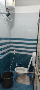 乌贾因Narayan Home Stay的一间带卫生间和桶的浴室 更多12张照片