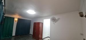 Habitación con pared blanca y nevera roja. en Villa Accacia, en Trou aux Biches