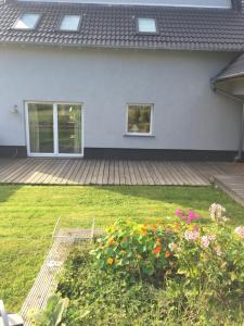 a house with a garden with flowers in the yard at Ferienwohnung Fenke in Fenke