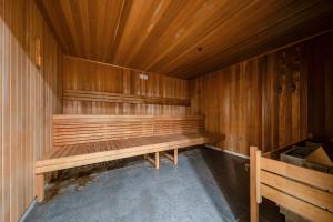 una sauna vacía con paredes de madera y bancos de madera en Modern Two-Story City Pad With Pool, Gym & Sauna, en Canberra