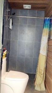 Un pequeño baño con inodoro y ducha. en Sunrise Hill Koh Rong, en Kaôh Rŭng (3) 23 fotos más