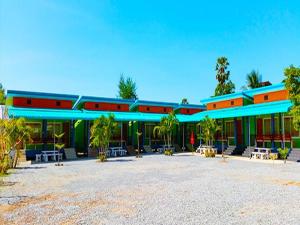 - un grand bâtiment bleu et rouge dans l'établissement Kwanjai Resort, à Ban Mu Dut