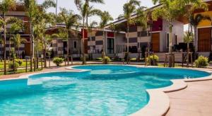une grande piscine devant un immeuble dans l'établissement Baan Pran Boutique Resort, à Ban Na Phaniat