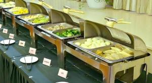 ein Buffet mit mehreren Tabletts mit Essen auf einem Tisch in der Unterkunft GreenTree Eastern Zigong Huashang International City Huichuan Road Hotel in Shuping