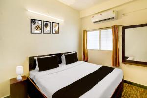 Una cama o camas en una habitación de Hotel O Laxmi Narsimha Temple Banjara Hills