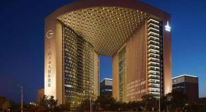 - un grand bâtiment dans l'établissement Beijing Grand Skylight International Hotel, à Pékin