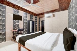 Postel nebo postele na pokoji v ubytování Hotel O Hindon Airport Ghaziabad