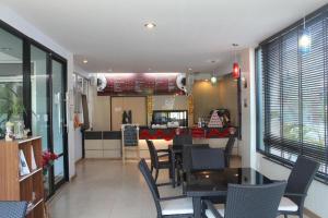 ein Esszimmer mit Tisch und Stühlen in der Unterkunft Butterfly Princess Hotel in Ban Komo Sip Paet