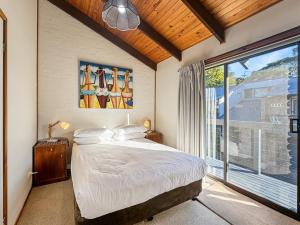 Ένα ή περισσότερα κρεβάτια σε δωμάτιο στο 'Broulee Break' -2-Bed Beach House with Games Room