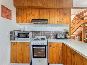 Η κουζίνα ή μικρή κουζίνα στο 'Broulee Break' -2-Bed Beach House with Games Room