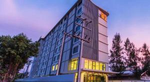 un bâtiment avec une enseigne sur le côté dans l'établissement B2 Ubon Premier Hotel, à Ban Nong Bua