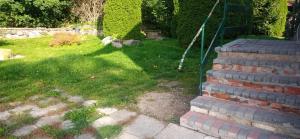 ein Hof mit etwas Rasen und einigen Treppen in der Unterkunft Domek Letniskowy w Olszewie in Olecko