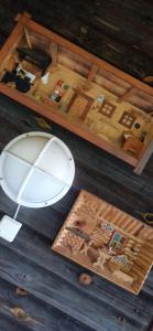 ein Tisch mit einem Holzhaus und einer Lampe in der Unterkunft Domek Letniskowy w Olszewie in Olecko