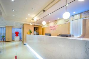 un hall d'un hôtel avec une piste de bowling dans l'établissement Thank Inn Hotel Sichuan Normal University Chenglong Branch, à Chengdu