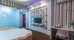 une chambre avec un lit et une télévision dans l'établissement Zhaoxiangju Boutique Hotel Changshui Branch, à Kunming 143 autres photos