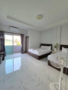 a large bedroom with a bed and a large window at Remas Homestay Hat Yai in Sathani Khlong Rian